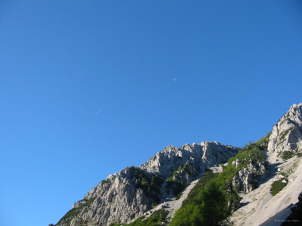Slika_04.jpg - Ob 7:00 pogled na vzhodna pobočja Begunjščice, katero sva "obdelala" skoraj točno leto nazaj (12.6.2009).
