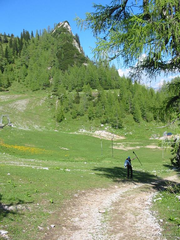 Slika_62.jpg - Bojana dviguje roke zmagoslavno v zrak, saj je zagledala Dom na Zelenici. Kot lahko vidimo, sva naredilo zopet krog v obratni smeri urinega kazalca, sklenila pa sva ga pri otroški žičnici, ko sva zjutraj šla desno, na sliki levo.