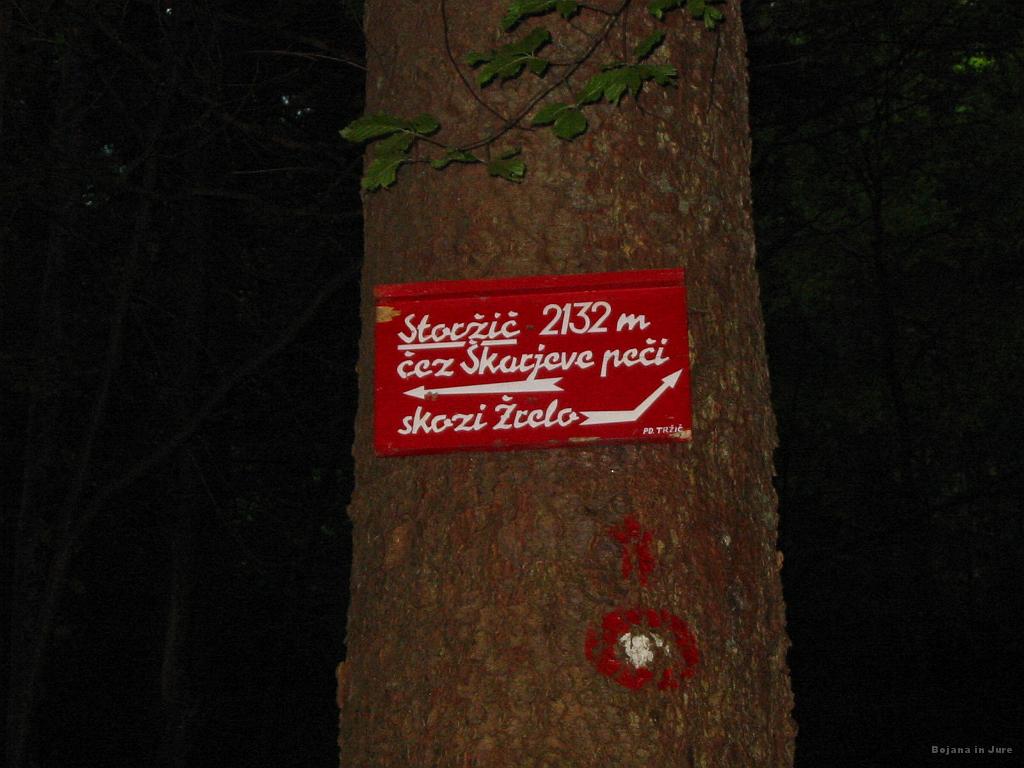 Slika_06.jpg - Označbe nas usmerijo desno skozi Žrelo, po levi pa sledi povratek.