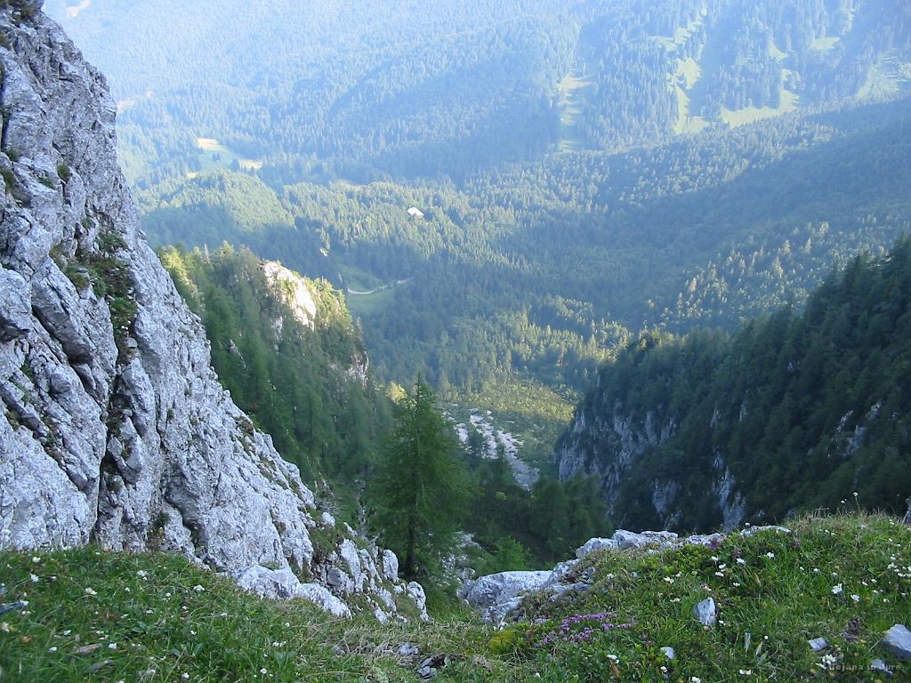 Slika_13.jpg - Na 2/3 poti pogled nazaj v dolino.