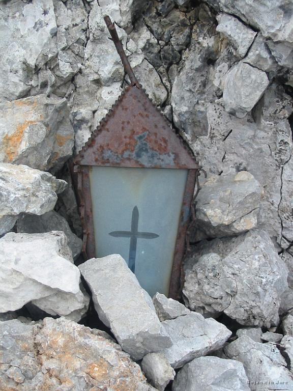 Slika_28.jpg - Tik po začetku spusta ugledam spominsko ploščo (jih nočem slikati) mlademu fantu, ki se je smrtno ponesrečil tik pod vznožjem Storžiča.