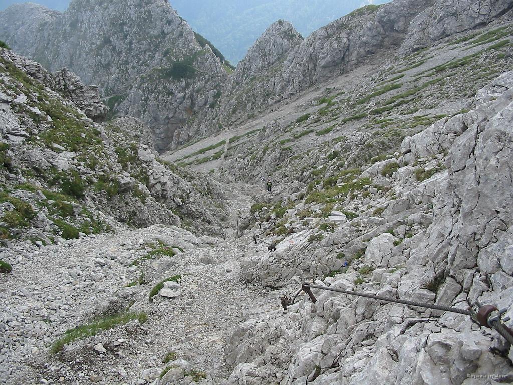 Slika_30.jpg - Tudi pri spustu je bilo potrebno na 1. mesto postaviti previdnost. Razgleda itak ni bilo pretiranega. "Tekmeca" sta z vrha štartala prej...