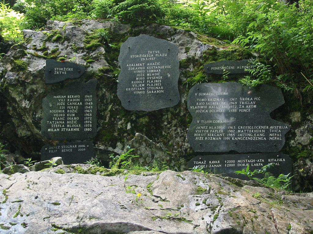 Slika_35.jpg - Tik pred zaključkom poti se nahaja spominski prostor Žrtvam gora. Izredno lep in urejen prostor!
