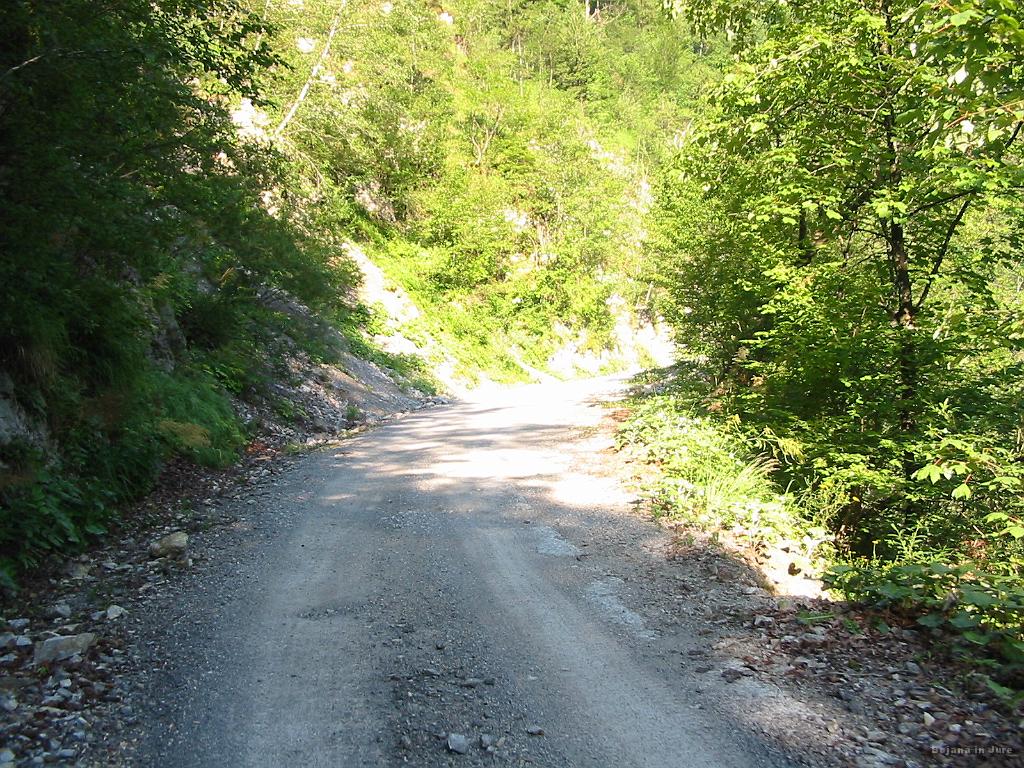 Slika_14.jpg - Asfalt kaj kmalu zamenja makadam. Stopinje (ene in druge) se višajo.