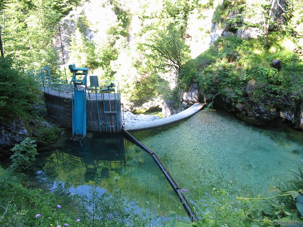 Slika_28.jpg - Ene 20 let nazaj je bilo postavljeno to zajetje za hidroelektrarno.