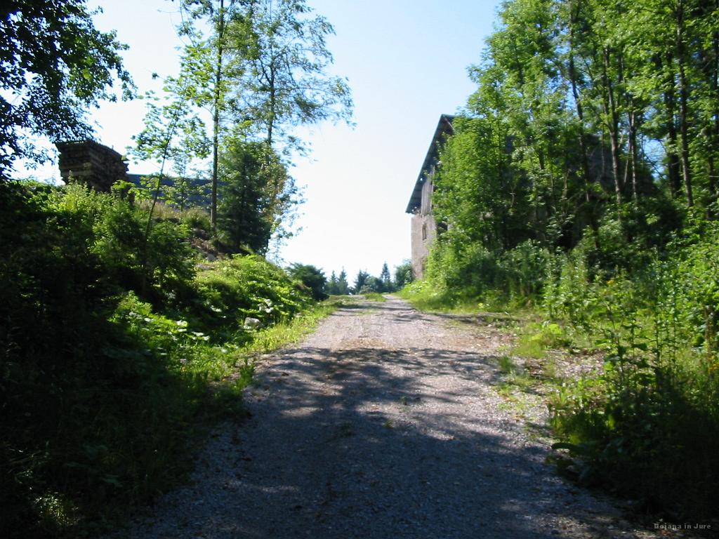 Slika_31.jpg - Od Klavž se vzpnemo do domačije Pr'Zaklavžarju (na zemljevidih piše Podobnik).