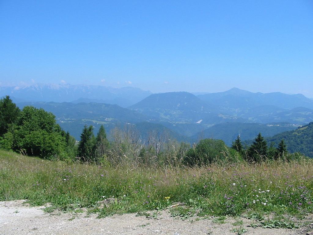 Slika_50.jpg - Tik pred spustom na Oblakov vrh se odpre pogled na Triglav, Kojco, Porezen, ...