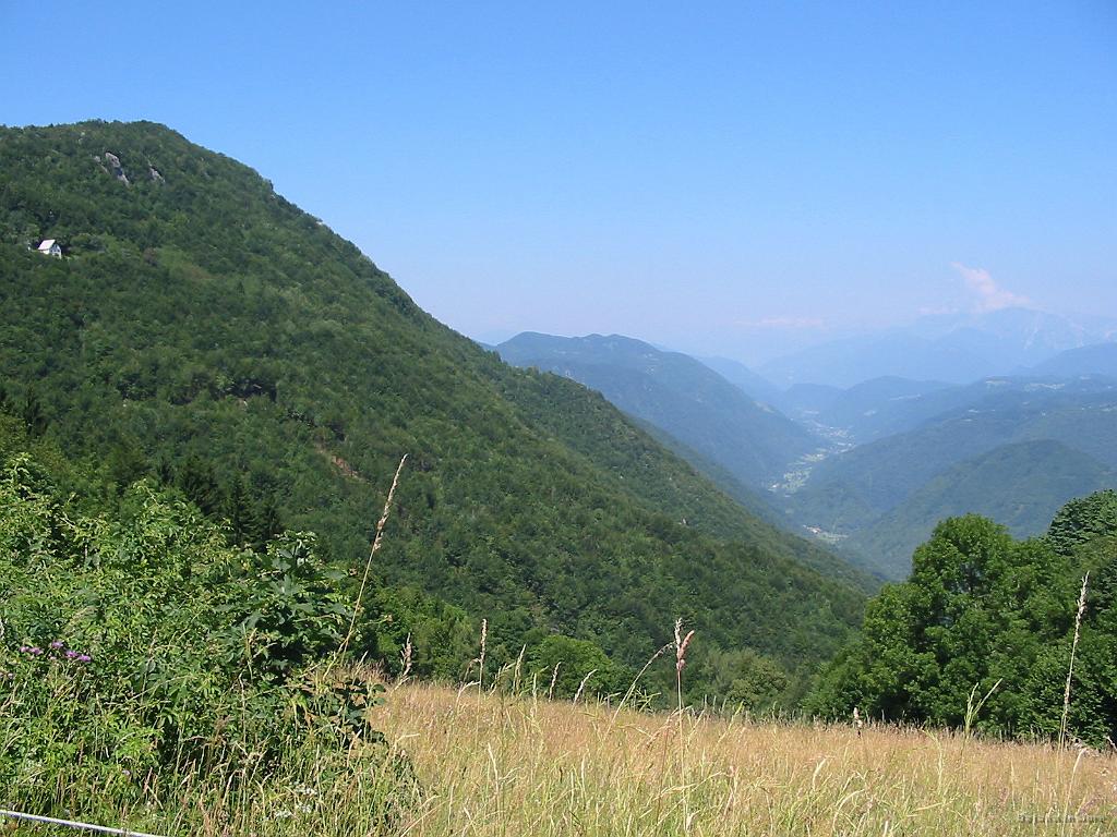 Slika_51.jpg - Pogled v dolino Idrijce, vendar daleč, daleč od njenega izvira. To je dolina Trebuše proti Mostu na Soči.
