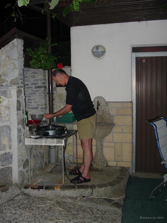 Slika_61.jpg - Še ata Dane, ki je bil glavni kuhar. Ja, lep dan je bil.