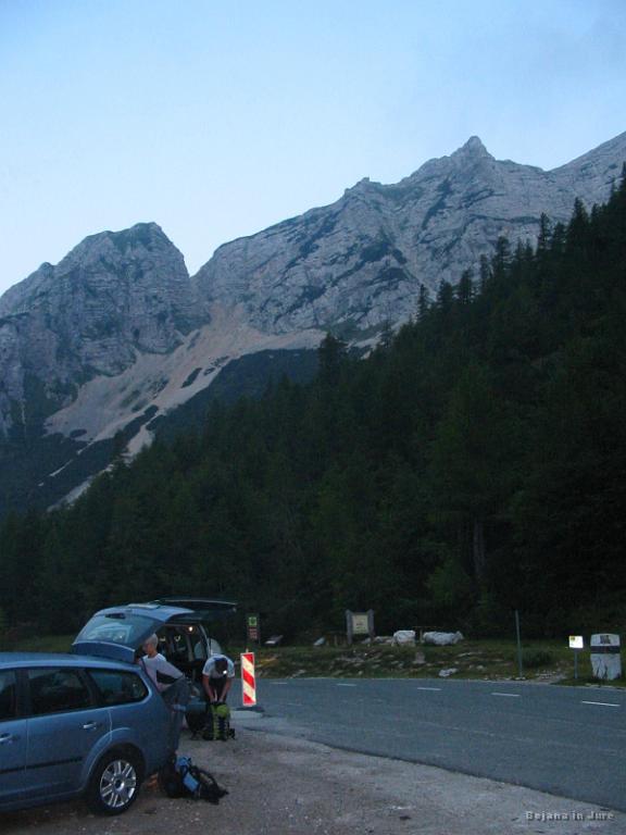 Slika_04.jpg - Jutranji pogled na skalovje nad Vršičem. Pri obeh avtomobilih na sliki so alpinisti, ki so nadelovali svoje smeri v smeri Šitne glave in Male Mojstrovke.
