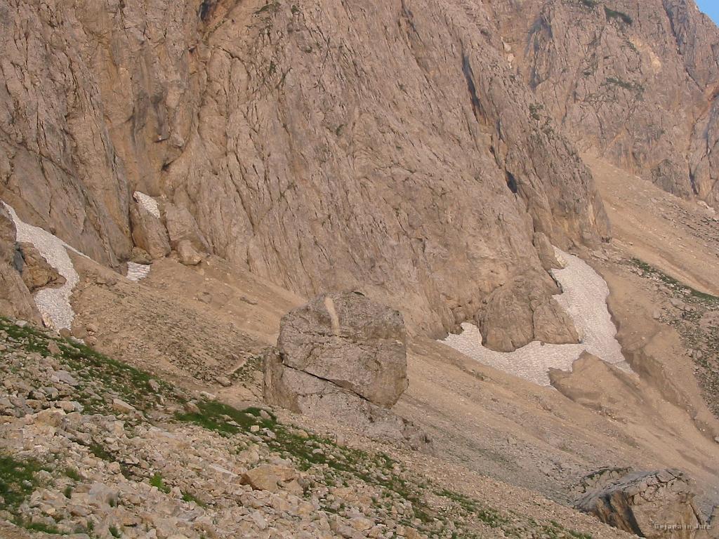 Slika_13.jpg - Tu sva že začudeno gledala, kako se alpinisti pripravljajo na začetek nadelave smeri.
