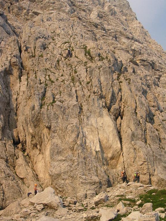 Slika_15.jpg - Tu sva že predaleč od Hanzove smeri. Nobene pametne oznake, pa še ti alpinisti so naju povsem zamotili.