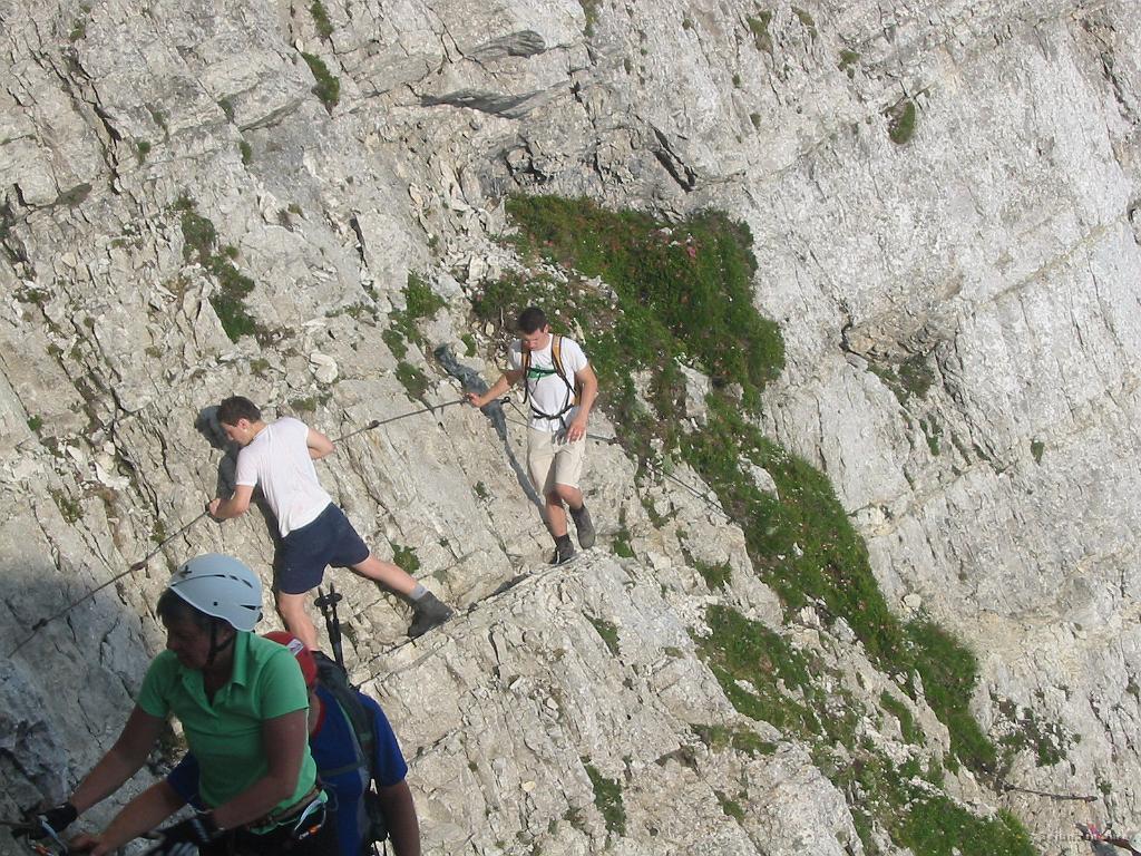 Slika_32.jpg - Večina hribolazcev je popolnoma ustrezno opremljena, najdejo pa se tudi take izjeme. Sicer dobra oprema ni garancija za varnost, je pa verjetnost poškodb vseeno bistveno manjša.