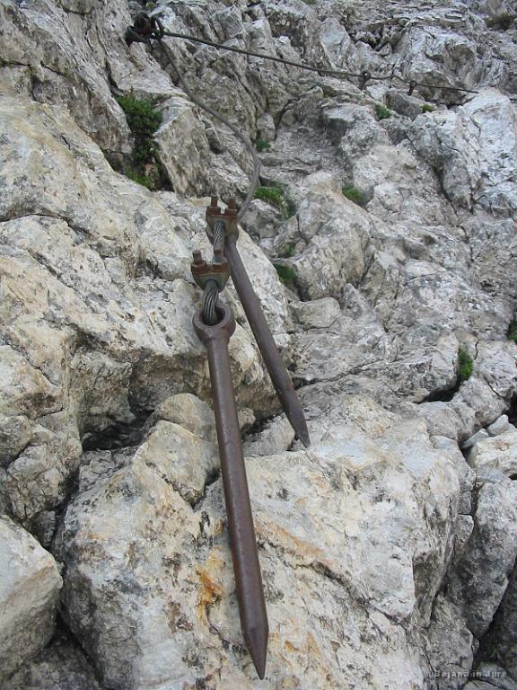 Slika_34.jpg - Tudi nekaj izpuljenih klinov jeklenic je bilo, zato je na teh delih potrebno povsem na svoje.