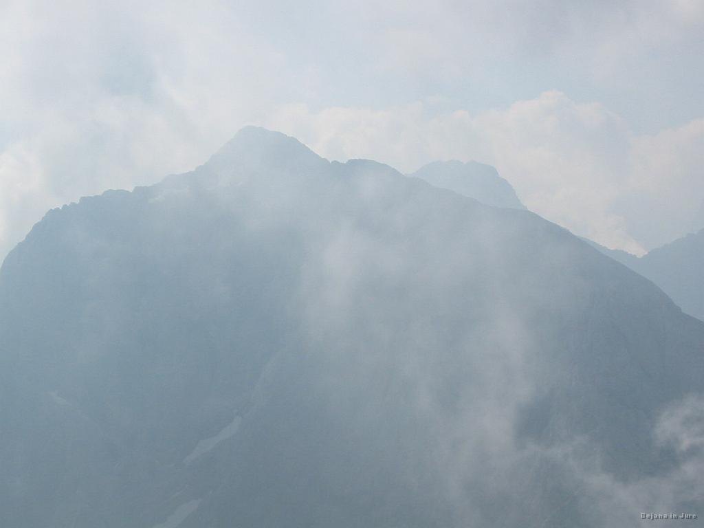 Slika_50.jpg - Prisojnik (2547 m) in v ozadju Razor (2601 m).