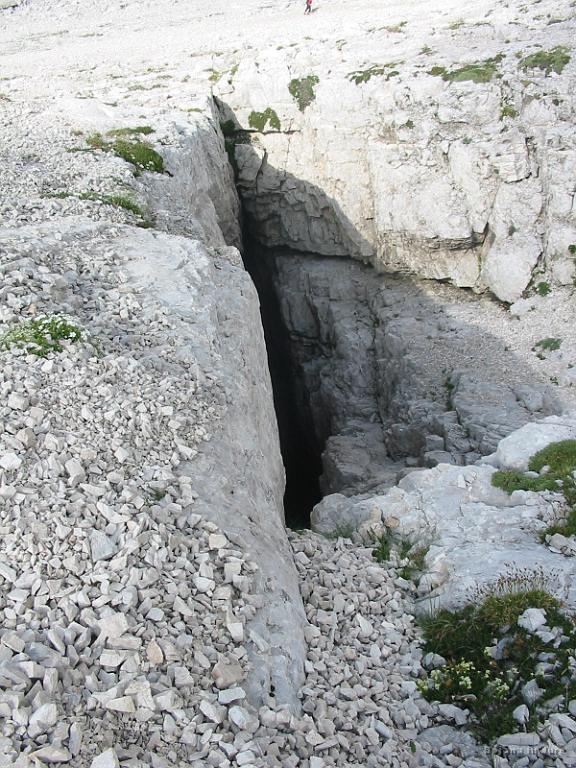 Slika_52.jpg - Južno pobočje skriva luknjo.