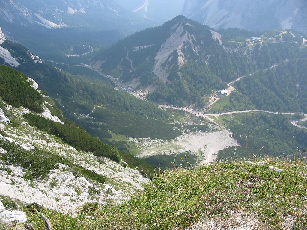 Slika_55.jpg - Vršič, poln avtomobilov in avtobusov.