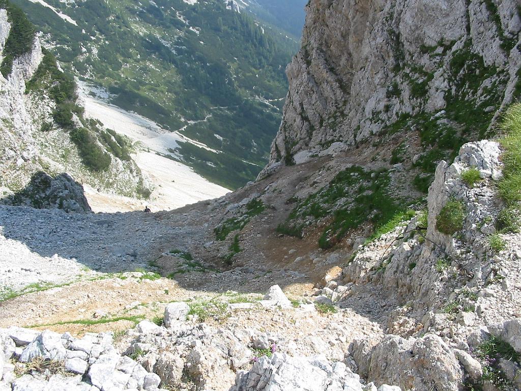 Slika_56.jpg - Spust skozi to široko korito je zoprn, saj je zelo gruščast.