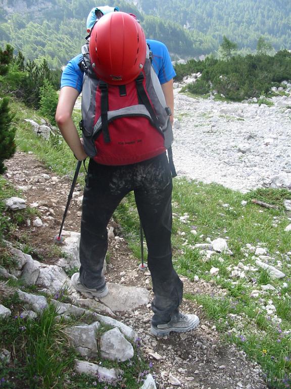 Slika_62.jpg - Bojani je očitno na gladkem kamenju spodrsnilo! B: Boljše, da mi spodrsne na melišču kot pa sredi stene.