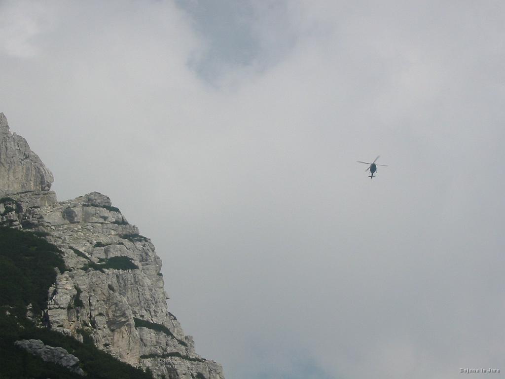 Slika_65.jpg - Helikopter ob povratku iz severne stene Šitne glave do Poštarskega doma in nato v dolino. Reševalna akcija naj bi bila uspešna in tudi poškodbe naj ne bi bile prehude.