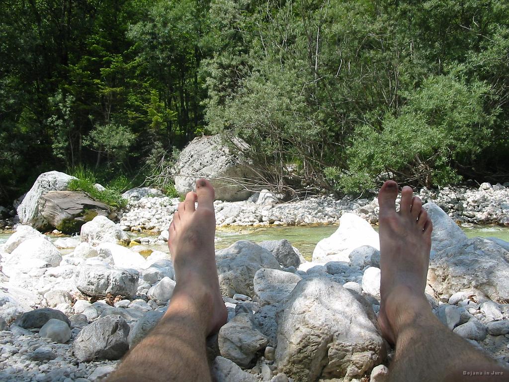 Slika_74.jpg - To pa je že horizontalen pogled počitka ob Soči, kjer sem v Soči pohladil pivo, pojedla še zadnji sendvič in zasluženo zakinkala.