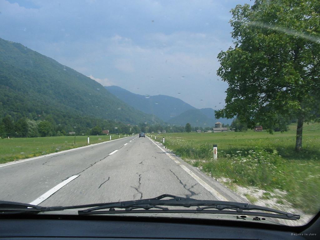 Slika_81.jpg - Rečeva lahko, da je bilo skoraj jasno, vendar je dež že padal. Očitno je tudi sonce švicalo od vročine. Sledilo je še kopanje v Idrijci v kraju Slap ob Idrijci, kjer smo se srečali s prijatelji, nato pa proti postelji in zasluženem počitku.