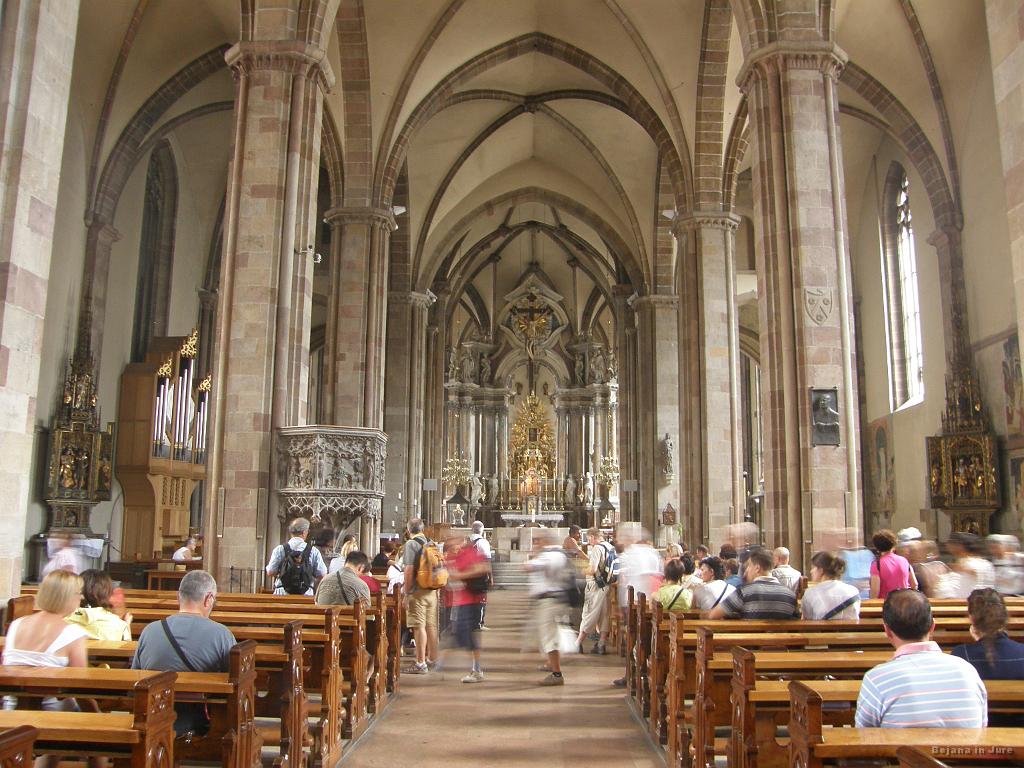 Slika_047.jpg - Cerkev oz. katedrala v Bolzanu je veliko manj okranclana kot una prej v Brixnu. Sta to dva duhca, ali se je dvema res mudilo ven?