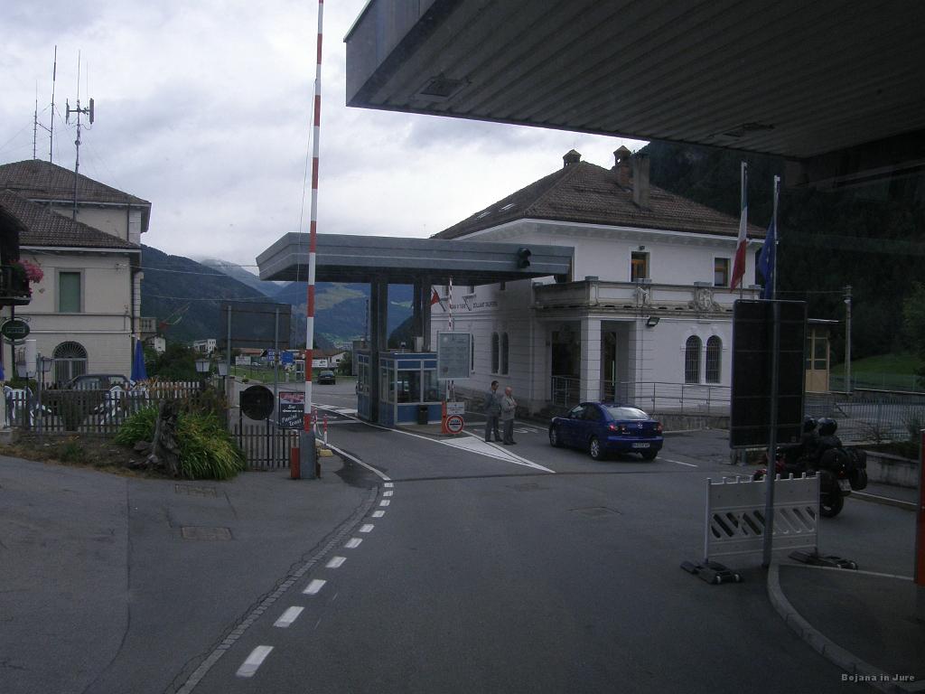 Slika_073.jpg - Tu smo drugi dan prestopili italijansko-švicarsko mejo.