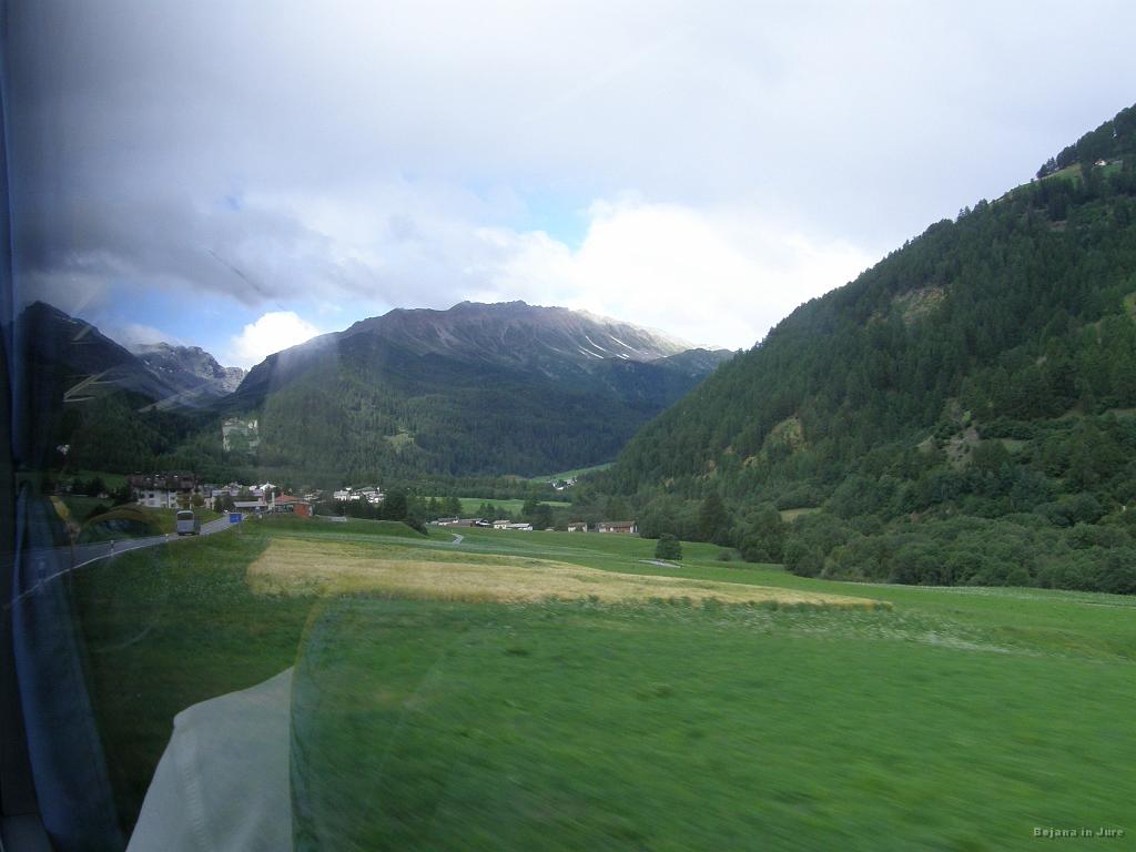 Slika_074.jpg - Zelo urejena švicarska dolina.