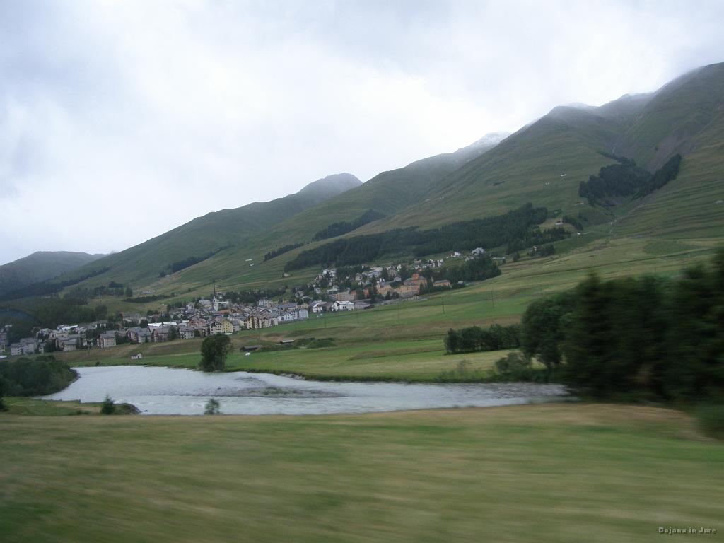 Slika_078.jpg - Spust v dolino v smeri St. Moritza. Vidimo vas Zuoz.