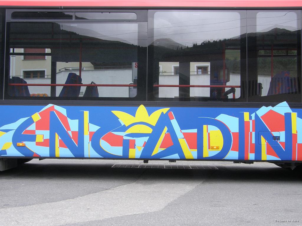 Slika_087.jpg - Avtobus opremljen z napisom Engadin. Engadin je ime za to dolino, kjer leži tudi St. Moritz.