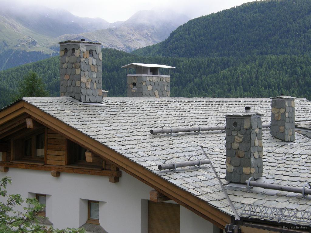 Slika_105.jpg - Veliko streh je pokritih s povsem naravno kritino, vendar tu v St. Moritzu je lepo položena, drugod pa kot, da bi od daleč metal.