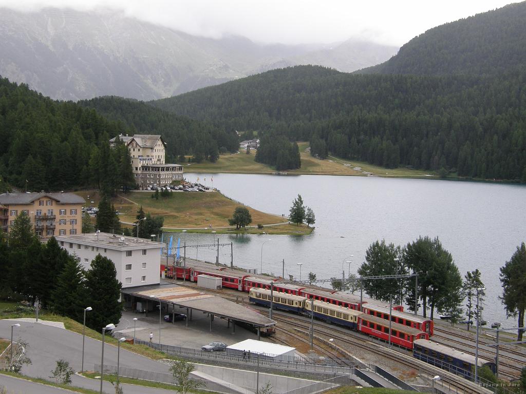 Slika_124.jpg - Pogled na železniško postajo, kjer nas ob 15:22 čaka odhod z vlakom Bernina Express.