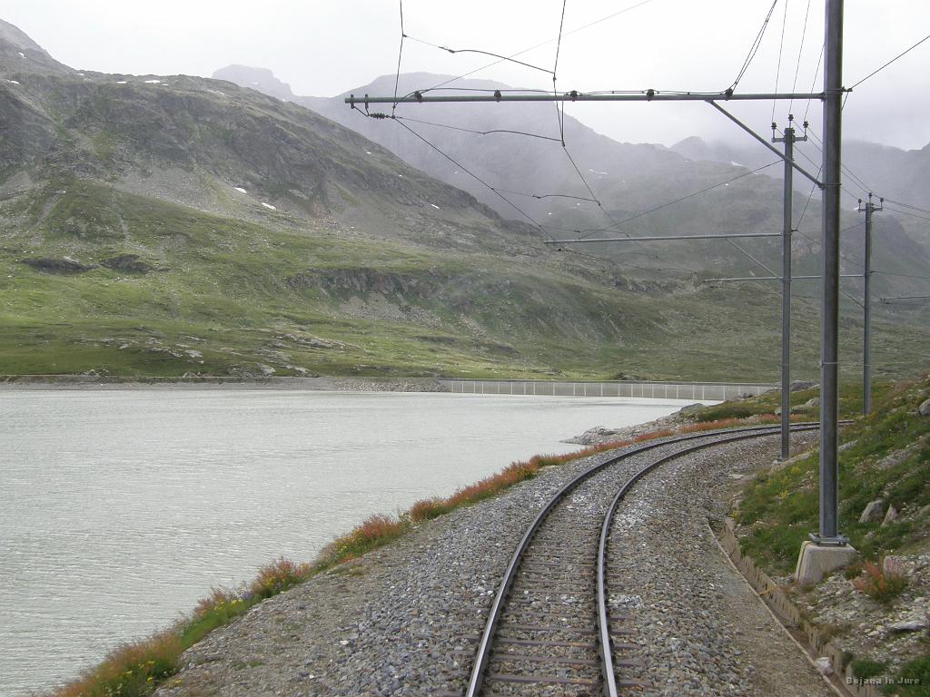 Slika_139.jpg - Ob poti želežniške trase St.Moritz-Tirano (Bernina Express). To naj bi bilo jezero Lago Bianco na najvišji točki prelaza 2254 m.