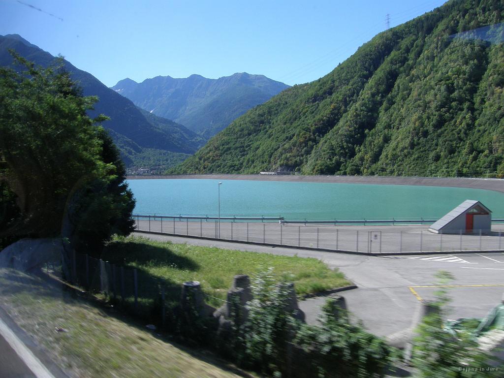 Slika_171.jpg - Eno umetno jezerce ob poti proti Sulzanu. Dolina Valcamonica.