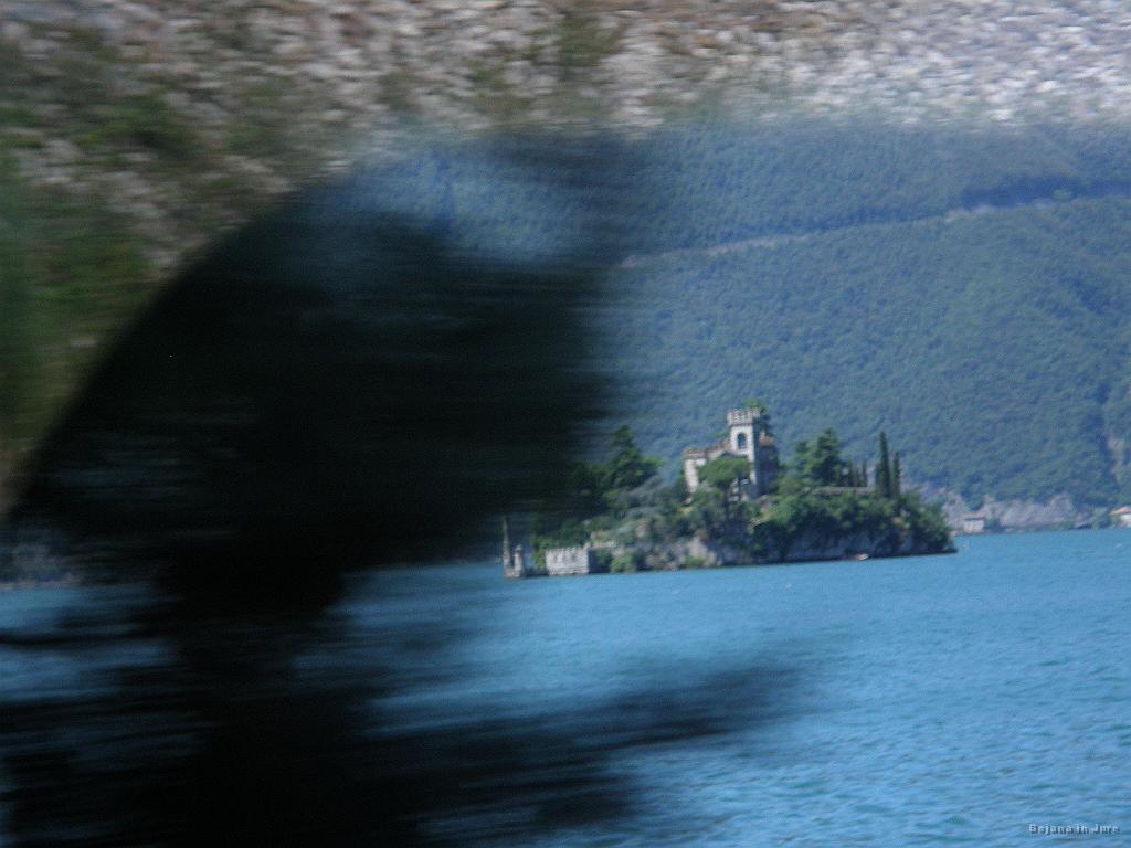 Slika_190.jpg - Nadaljevanje poti v smeri kraja Sulzano, ki leži ob jezeru  Lago d'Iseo. Na sliki majhen otočič v privat lasti.