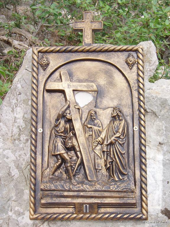 P8140086.jpg - Križev pot - postaja 2: Jezus vzame križ na svoje rame.