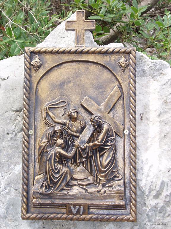 P8140090.jpg - Križev pot - postaja 6: Veronika poda Jezusu potni prt.