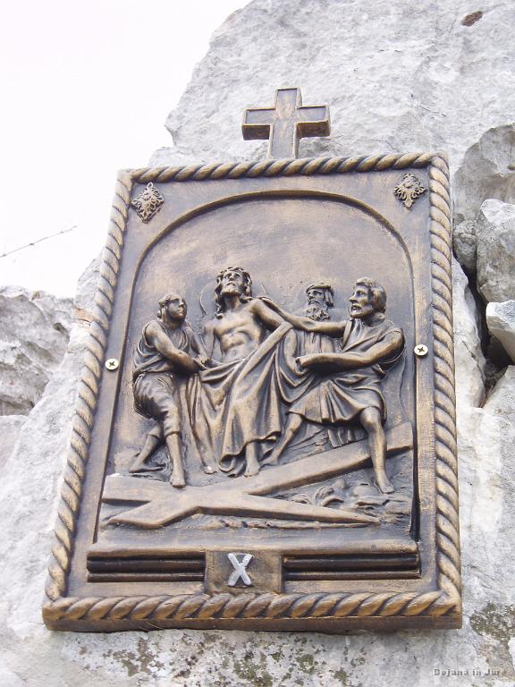 P8140094.jpg - Križev pot - postaja 10: Jezusa slečejo in mu dajo piti kis pomešan z žolčem.