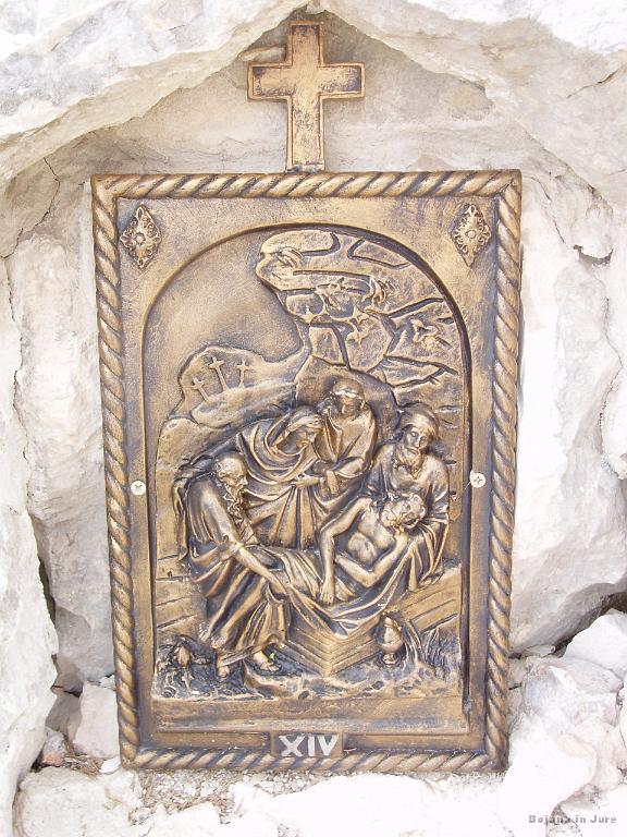 P8140098.jpg - Križev pot - postaja 14: Jezusa položijo v grob.