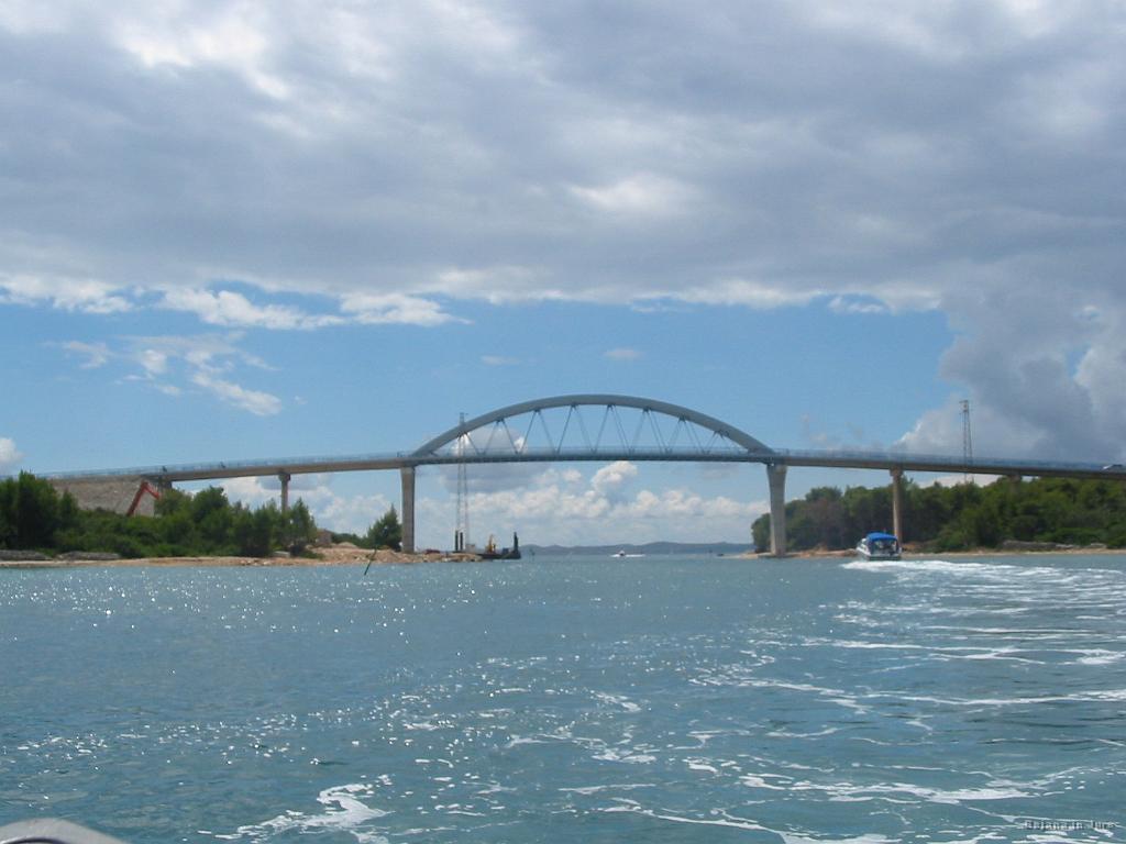 Slika_04.jpg - S plovbe okrog Pašmana. Most med Pašmanom in Ugljanom.