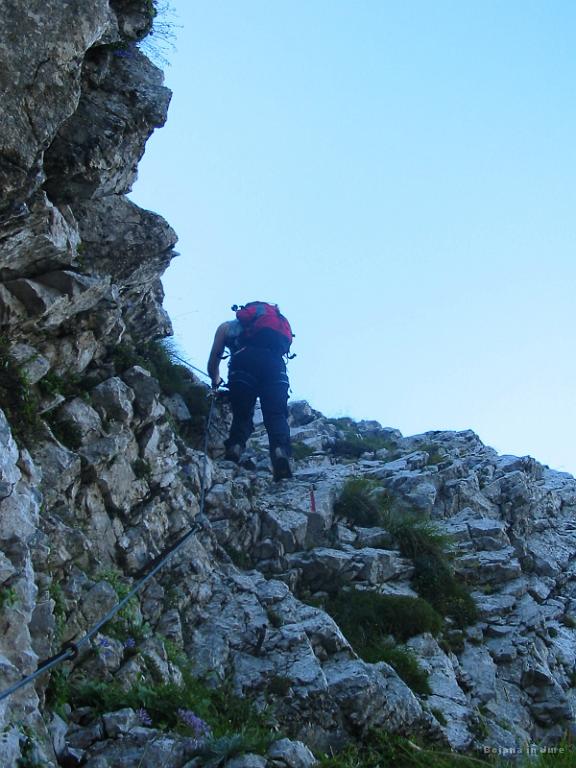 Slika_18.jpg - Skale niso bile vlažne, vendar pa so bili gojzarji zapacani od blata, zato je bilo potrebno previdno vzpenjanje.