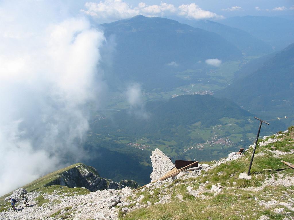 Slika_48.jpg - Južno pobočje v megli, oblaku oz. karkoli je že to bilo. Proti Drežnici pa povsem jasno.