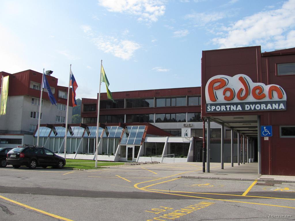 Slika_03.jpg - Parkiranje je najlažje pred dvorano Poden v Škofji Loki.