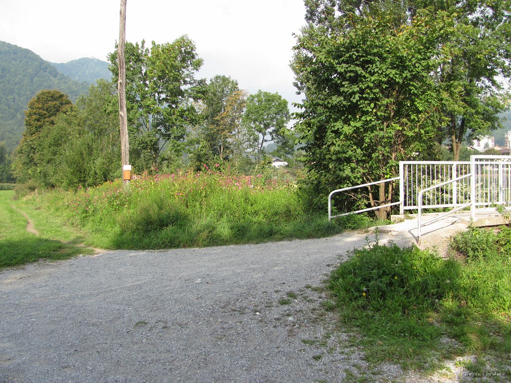 Slika_05.jpg - Čez mostiček moramo in nato desno; na tejle sliki naravnost. V ozadju vidimo vrh Lubnika.