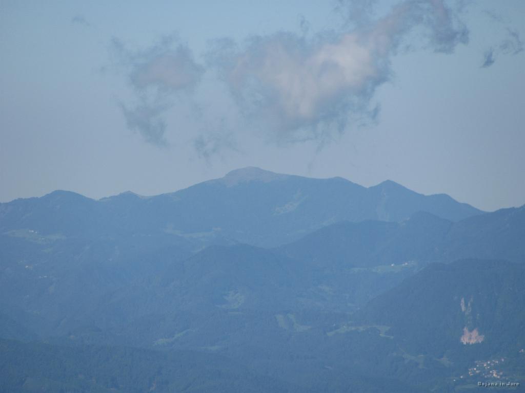 Slika_23.jpg - Blegoš ali Porezen. Bolj mi deluje kot Porezen, saj je bolj "prave" oblike.