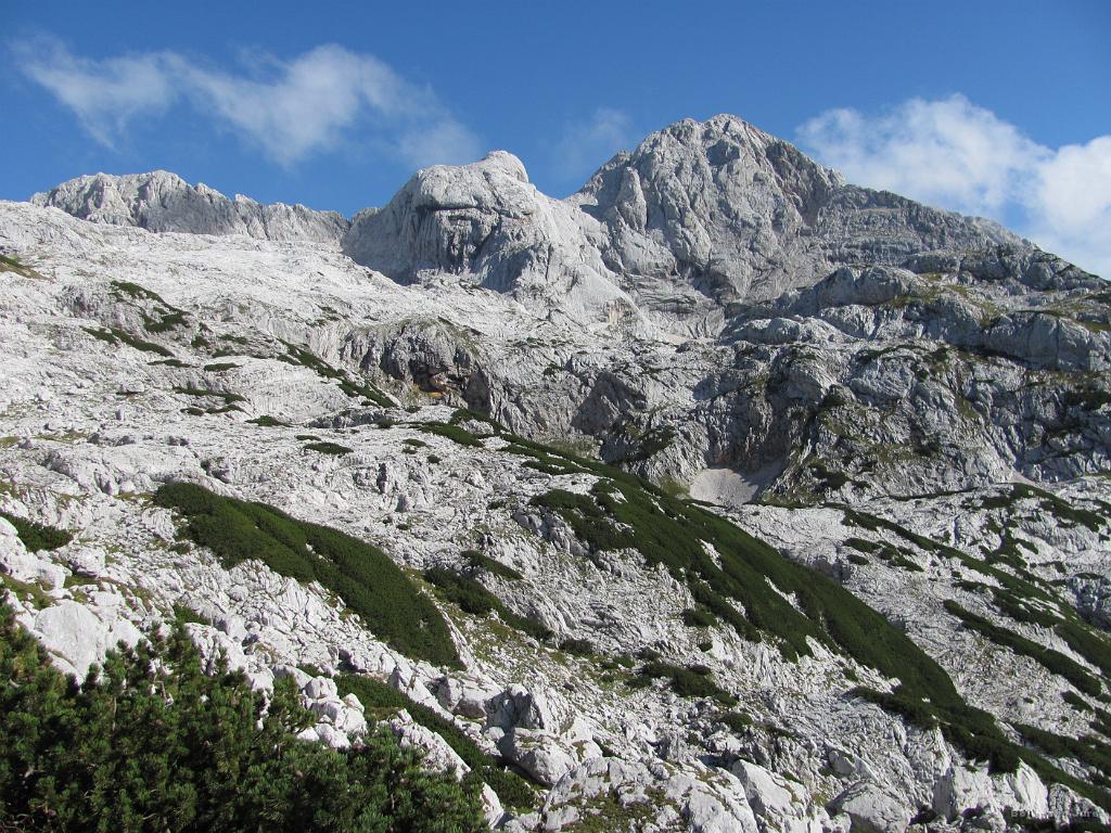 Slika_26.jpg - Resnična lepota gorskega sveta. Veliki podi s Skuto in Štruco (od desne proti levi).