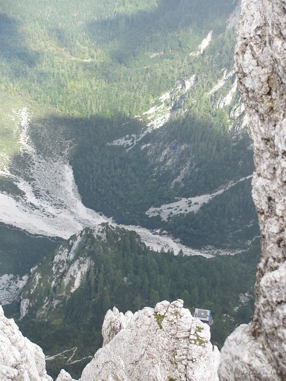 Slika_42.jpg - Na vrhu prostega plezanja, malce pod Štruco, smo povsem na grebenu na Jezersko stran. Vidimo Kranjsko kočo na Ledinah.