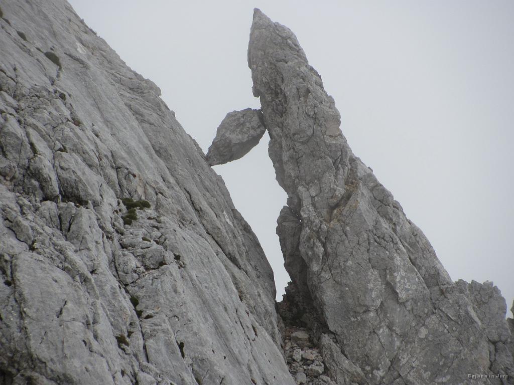 Slika_45.jpg - Začetek spusta proti Malim podom. Tu se spustiva za kakšnih 300 m. Zapomnite si to formacijo skal...