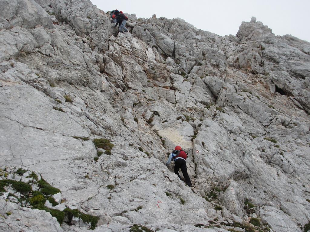 Slika_46.jpg - Plezanje navzdol po sicer zavarovani poti ni ravno mačji kašelj, še posebej, če tega ne prakticiraš ravno pogosto.